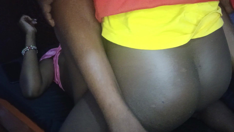 SPICYIT: Ebenová dívka s dokonalým zadkem bere obrovského černého ptáka roztahováním nohou...