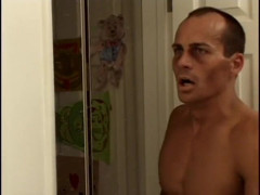 Cumming Soon: ホットブロンドはスタッド前髪前にソファで食べられた彼女の女を取得します