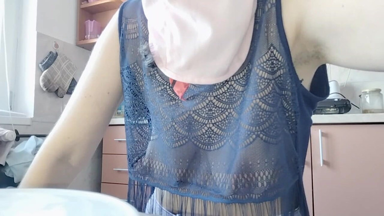 Amateur_MS: 털이 무성한 갈색 머리 보지, 거유, 부엌에서 관능적인 털이 무성한 여자.