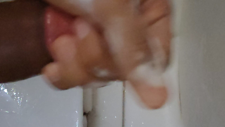 slayboy69: Schwanz mit shampoo streicheln und hart kommen
