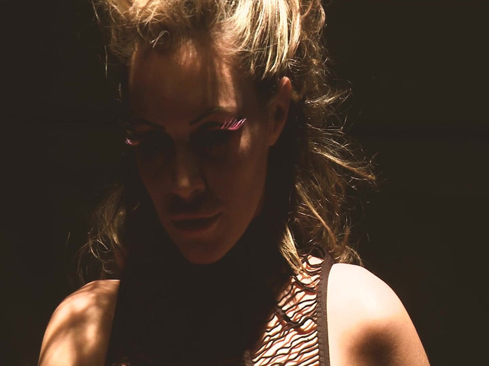 Bananas with Melons: Scéna 1 s velmi speciálními agenty: Tři nadržené agentky v prádle...