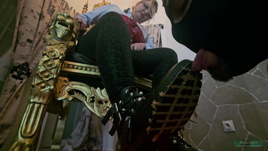 Strict Senz: Monika Schmidt En Suelas De Zapatos Sucios Lamiendo Giganta