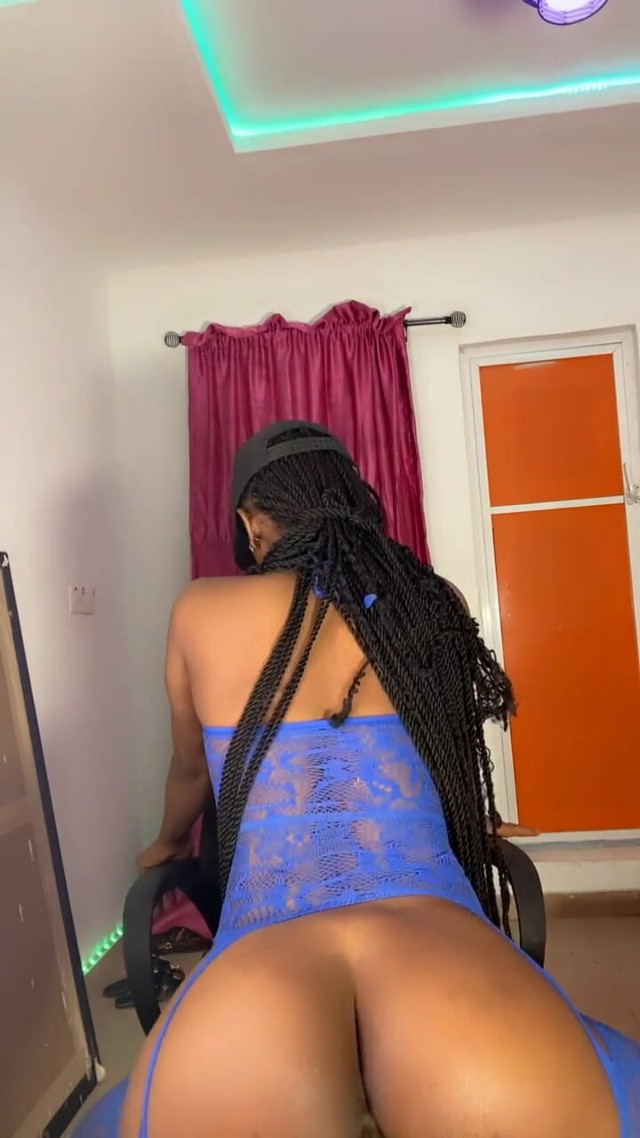 Twerking Naked (Squirtdancer2)