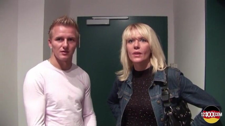 123XXX - 100% Amateurs: Divoká blonďatá milfka z Německa ukazuje, jak se to dělá