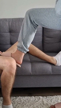 ¡aplastando Testículos Con Chanclas Rosas!