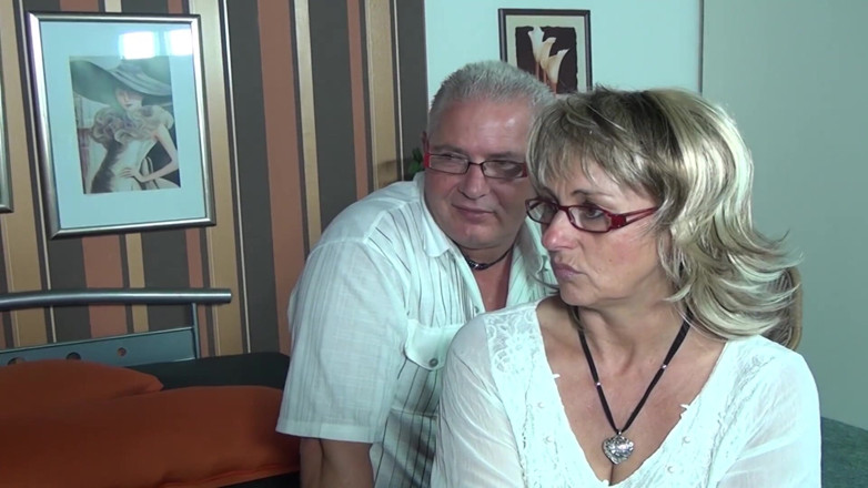 Deutsche Madchen: Dvě starší německé dámy sdílející velký péro ve trojce