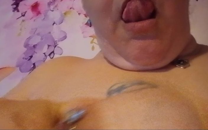 Britt butterfly for you: स्तन चाटने का मज़ा