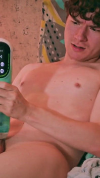 Netter latino-Twink Emmanuel Kokichi mit automatischem masturbator-spielzeug zum ersten mal