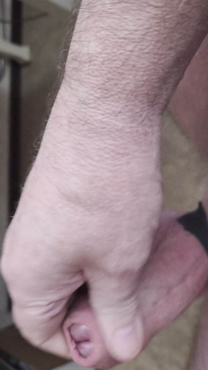 Pellefnatt: Bạn tôi ngồi trên ghế và giật cặc của mình...