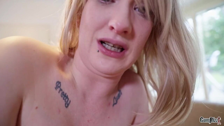 Cumbizz: Sniffande lukt holländsk blondin förvandlas till avel bukkake cumdump