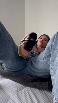 我抚摸自己并吮吸他，然后像大荡妇一样被性交和尖叫