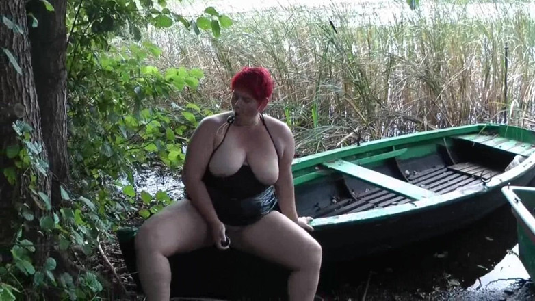 Anna Devot: Annadevot - Mostra le sue grandi tette al lago :-))