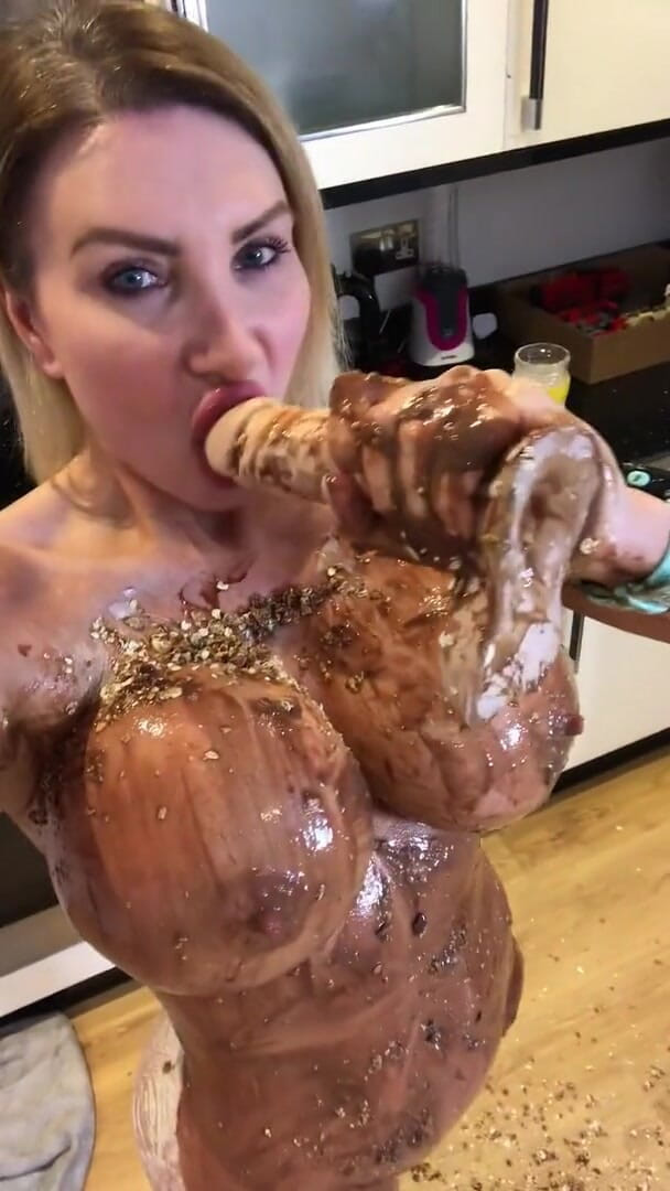 Sophie James: 34jj фальшиві цицьки та дупа грають у брудну їжу