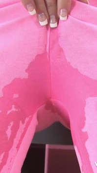 Dildo merah muda oleh wet and pissy