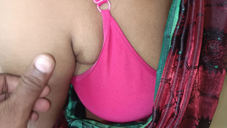 Inba: 赤いサリーのかわいい女性たち