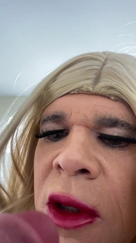 Travestit amator în fustă cu tocuri îl seduce pe soț în camera ei ia muie, dar soțul continuă să vorbească despre matură sexy sălbatică