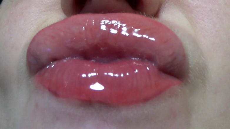 Goddess Misha Goldy: Lippen-fetisch! Küssen! Lippen glänzen!