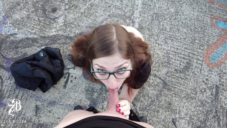 Zara Bizarr: Ejaculare uriașă în aer liber în față, plină pe ochelari!