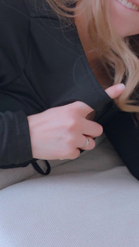 Curul mare al unei mame sexy nu se poate ascunde sub fustă