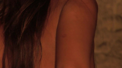 Hot Girlz: Cestující páry šukají v jeskyni, protože jsou nadržené