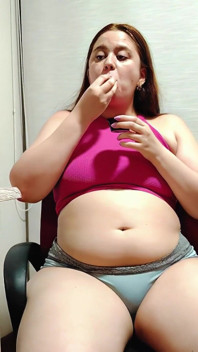 Grande barriga gordinha fica gasosa depois de comer kfc