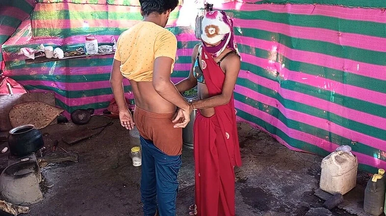 Indian Hijraji: Indická Shemale - Když Pooja chytil vodu poté, co šel do chudáka...