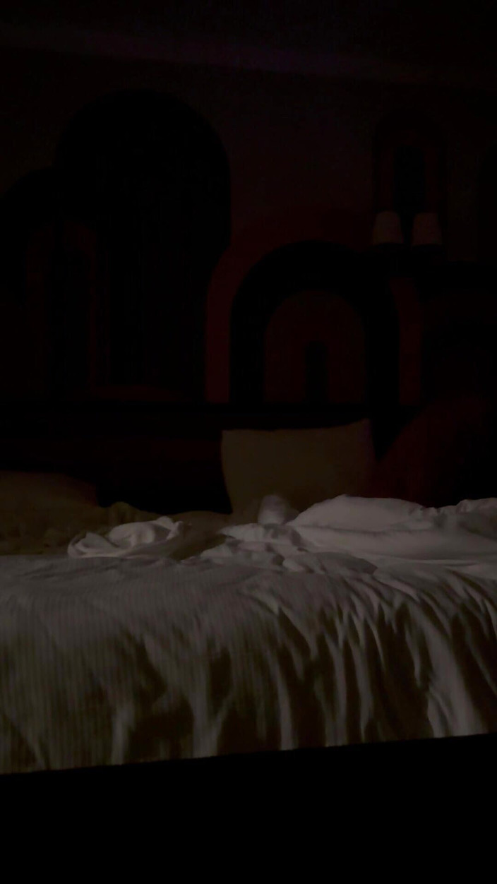 Juli_July: Sesso spontaneo in hotel durante un viaggio d'affari