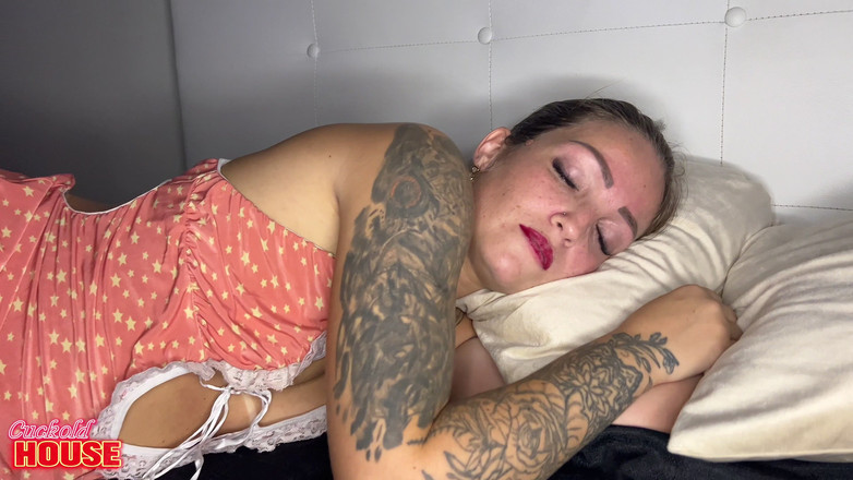 CuckoldHouse: 这个热辣的金发女郎醒来像地狱一样饥渴，3个男人准备以各种可以想象的方式操她