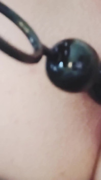 Ma femme a fait un lavement aquatique et joue avec des perles anales dans sa sodomie étroite, vraiment mouillée