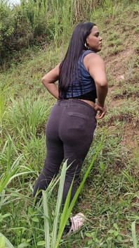 Une latina à gros cul se promène nue dehors !