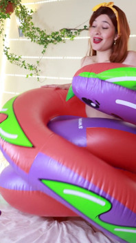 Ciasno przez węża w moim żółtym bikini