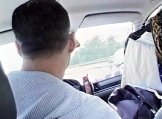 European Classics: Blond laska z dużymi żongami robi loda w samochodzie przed waleniem...