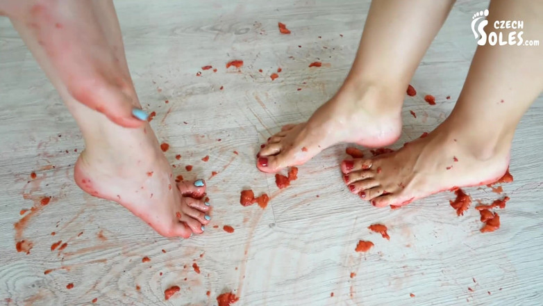 Czech Soles - foot fetish content: Дві сексуальні дівчата ніг дроблять полуницю під підошвами