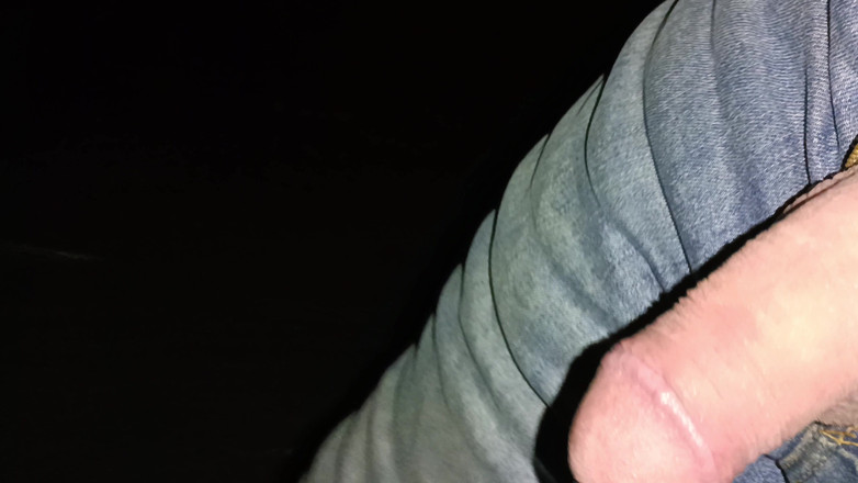 Rockardglans: Нічний час круїз, великий необрізаний член дрочить і кінчає в лісі - рокард тато