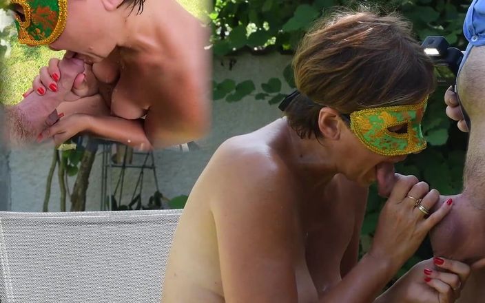 Les Gourmands: Milf nua ao ar livre dá delicioso boquete e recebe...