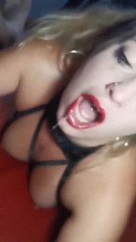 Venom Evil får ett bad av piss och sperma