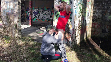 BAD BOYS FUCKERS FROM FRANCE: Yougn badboy açık havada koldo goran tarafından sikiliyor