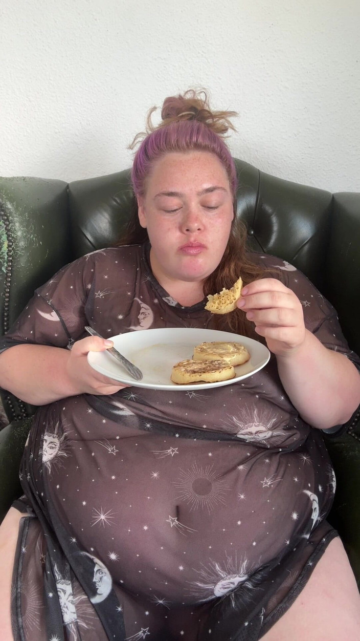 fatemmabbw: Riesige hungrige bBW stopft sich beim frühstück