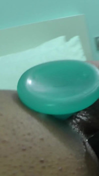 Buitengewone clitoris en anaal ontmaagding met een dildo!