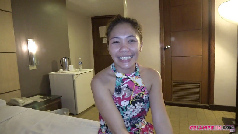 Creampie In Asia: 她是一个娇小，喜欢笑。好呻吟，无鞍和中出。