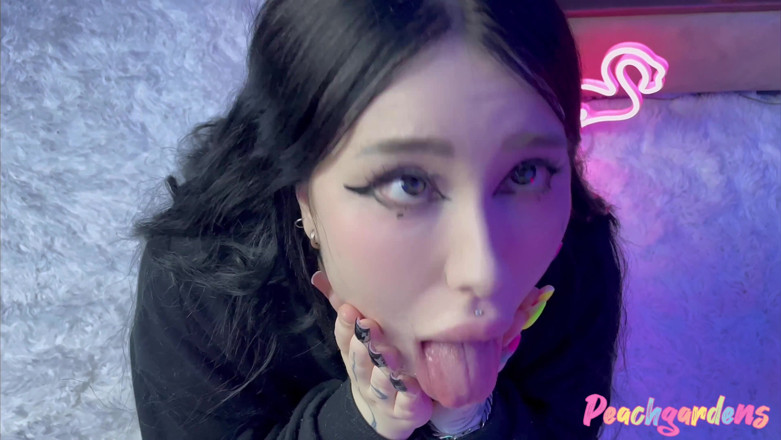 Peachgardens: Deepthroat yang sangat slobbery daripada awek saya yang berumur 19 tahun