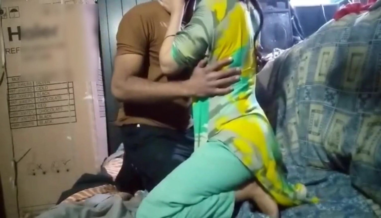 Dasi couple: Une belle-sœur pakistanaise seule à la maison
