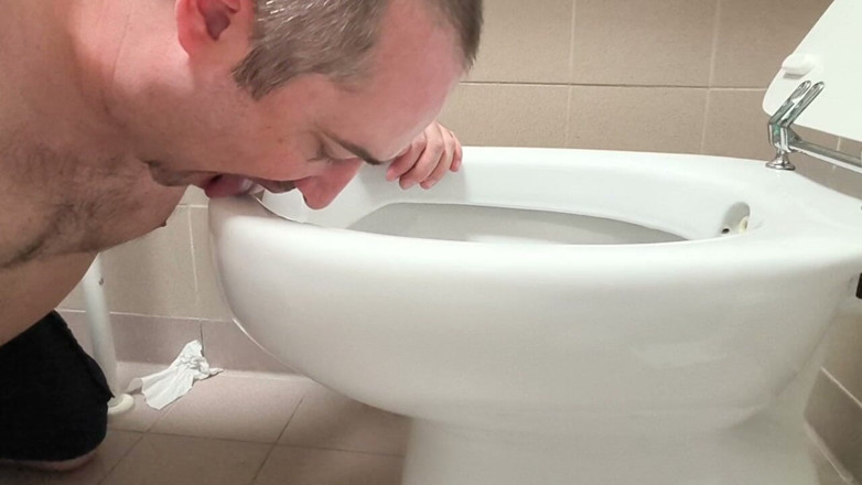 Leccacessi: Licking a Public Toilet