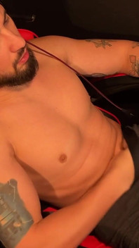 Punheta Sentado Na Cadeira Gamer Com Gozo Forte Filmado De Cima No Sigilo
