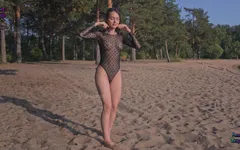 Spogliarello in Spiaggia. Corpo bagnato