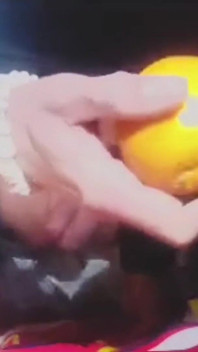 Mladík si strčí křišťálovou kouli a pomeranč do pevného zadku.