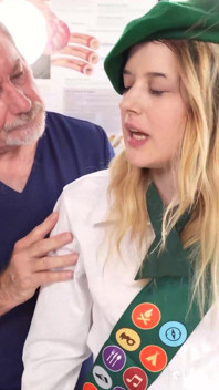 68letý doc vyplňuje plodnou díru blonďaté kočičky