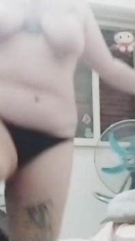 Striptease com Amputação Dupla, Fetiche de Pés e Salto