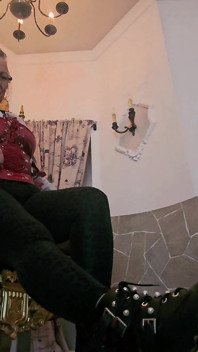 Monika Schmidt Bajo Mis Botas Sucias Esclava Lame Trituradora De Desechos De Giganta En Primer Plano