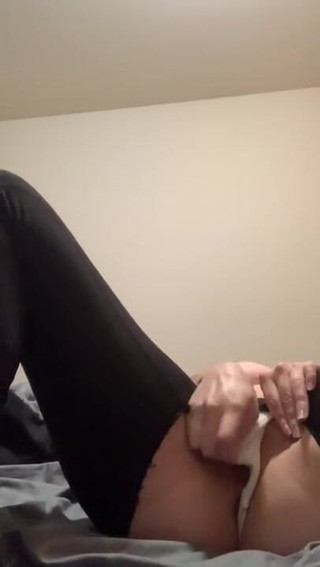 Mae Jones: Masturbation in my black tight leggings
